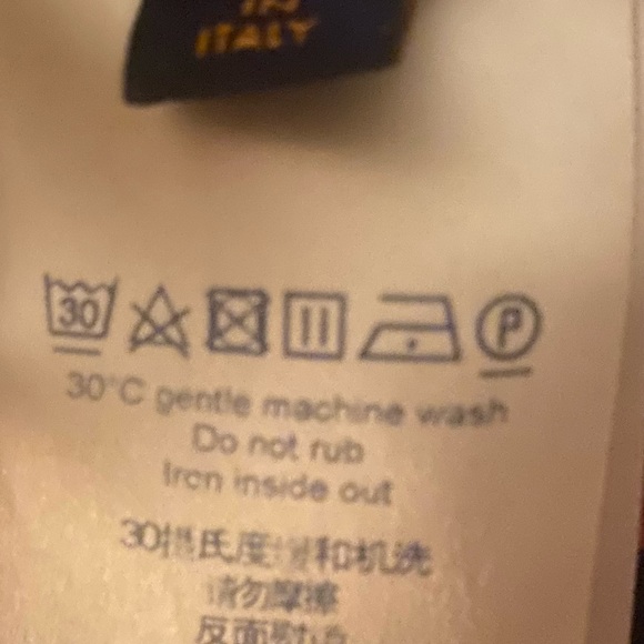 Medium authentic Louis Vuitton logo shirt in perfect condition. - Picture 6 of 6